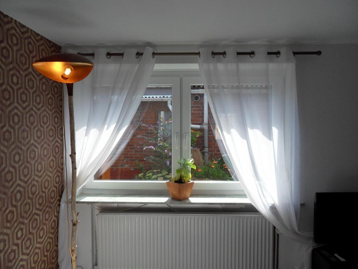 Privartzimmer 'Ausfahrt Freihalten' フースム エクステリア 写真