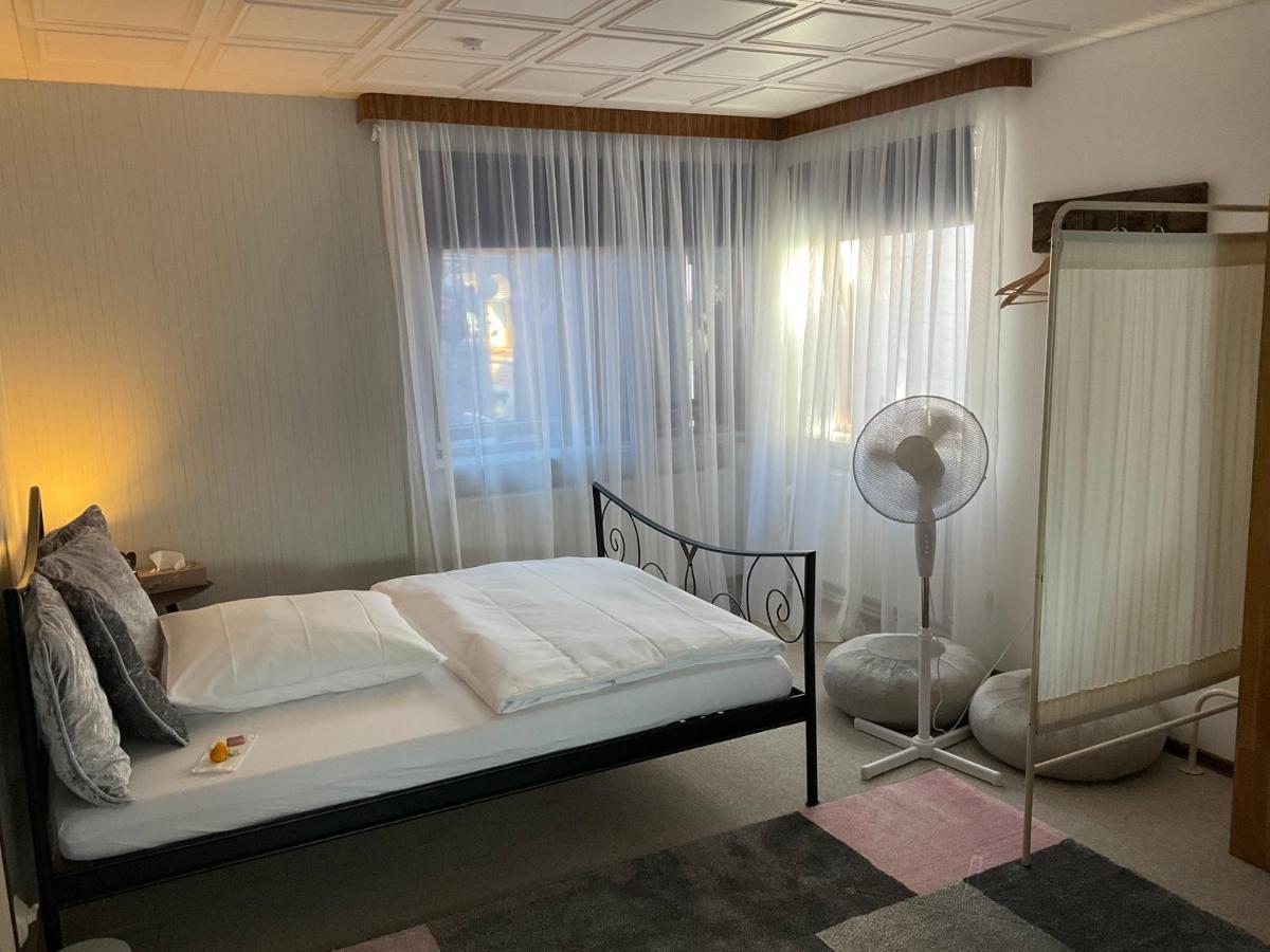 Privartzimmer 'Ausfahrt Freihalten' フースム エクステリア 写真
