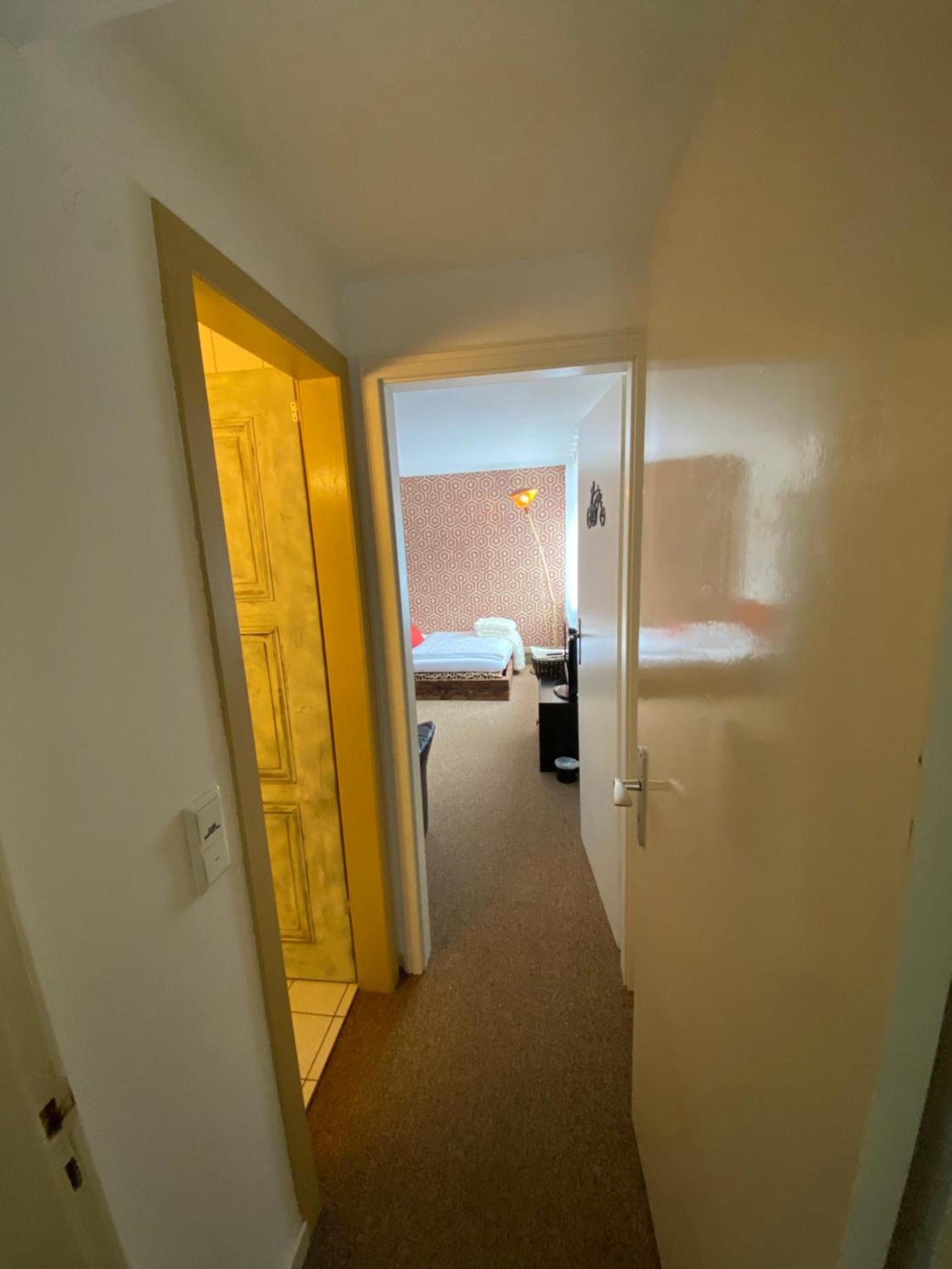 Privartzimmer 'Ausfahrt Freihalten' フースム エクステリア 写真
