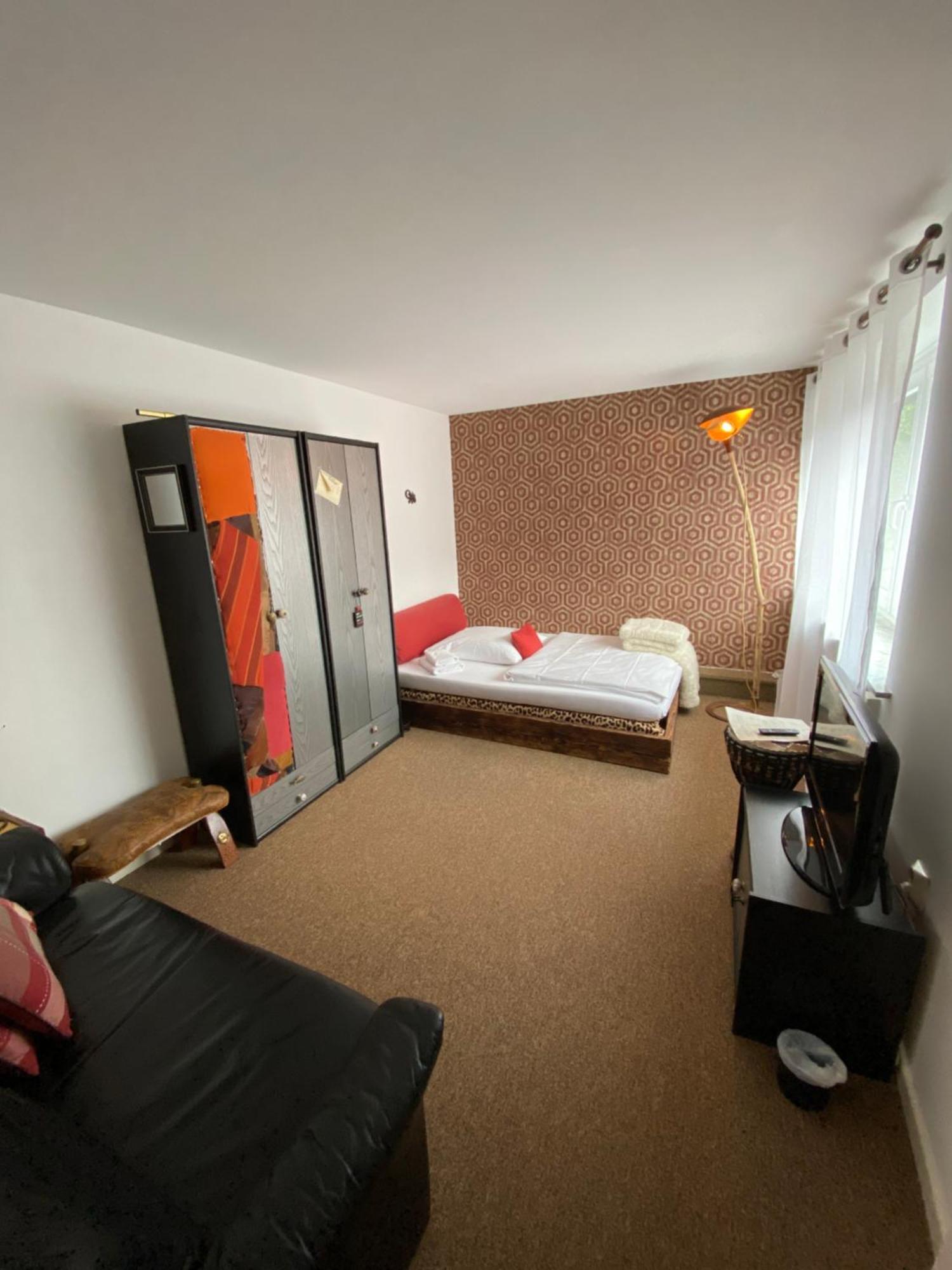Privartzimmer 'Ausfahrt Freihalten' フースム エクステリア 写真