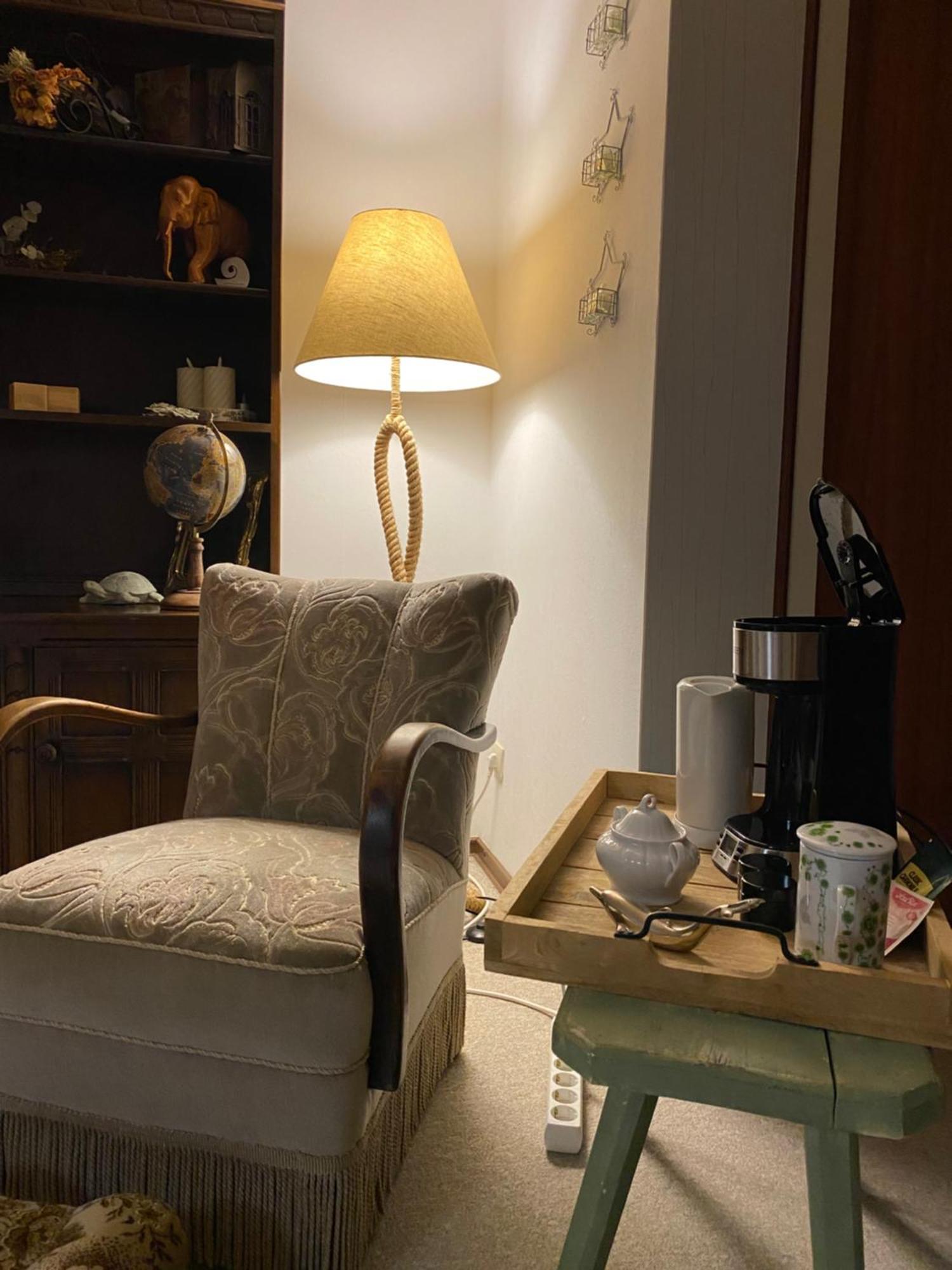Privartzimmer 'Ausfahrt Freihalten' フースム エクステリア 写真