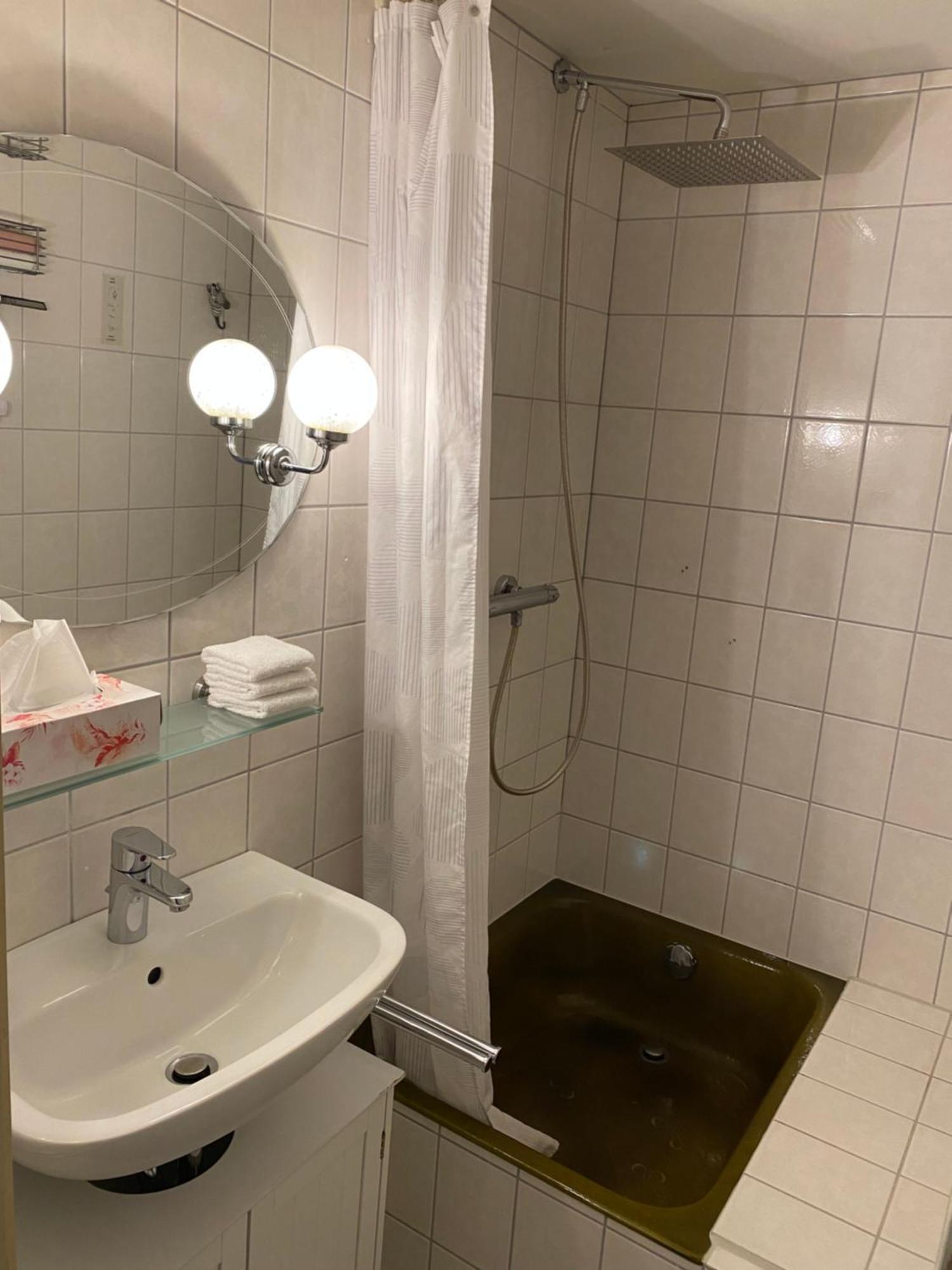 Privartzimmer 'Ausfahrt Freihalten' フースム エクステリア 写真