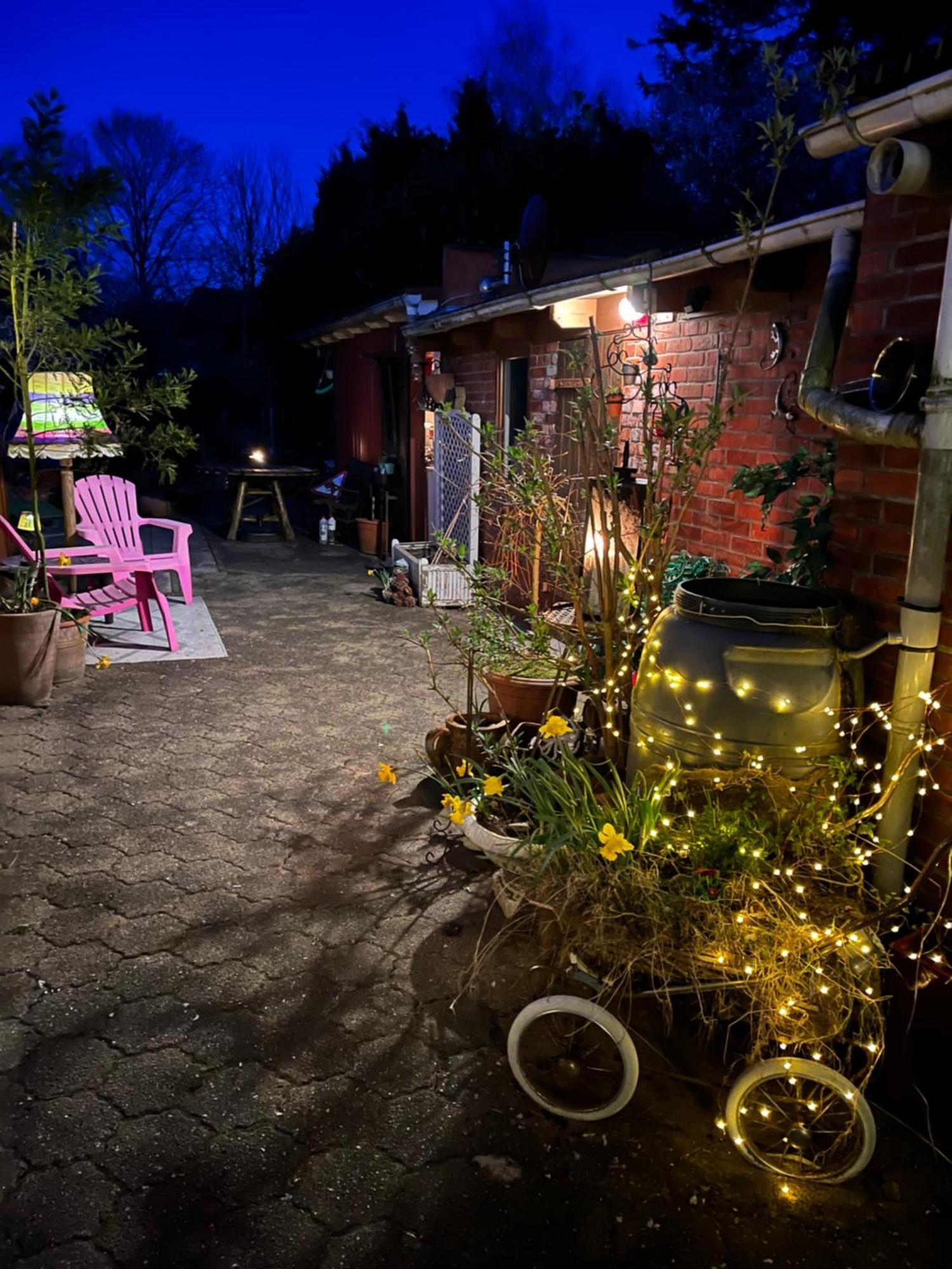 Privartzimmer 'Ausfahrt Freihalten' フースム エクステリア 写真